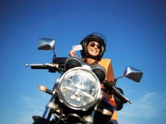 Seis de cada diez moteros no saben qué “papeles” tienen que llevar encima cuando conducen una moto
