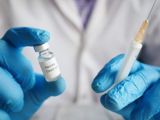 La Agencia Europea del Medicamento se pone de perfil y deja en mano de los países la tercera dosis de la vacuna del COVID: esto es lo que sabemos