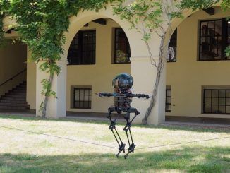 Este inquietante robot-drone puede caminar, volar y hasta mantener el equilibrio en la cuerda floja