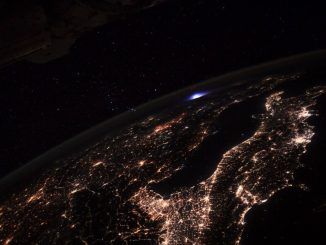 Una luz azul sobre Europa ha sido captada desde la Estación Espacial Internacional: esta es la explicación del extraño fenómeno
