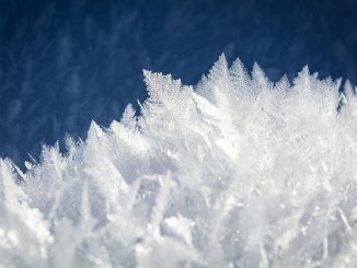 Agua en estado sólido, caliente y de color negro: así es el hielo superiónico, una nueva fase de la materia que se da a temperaturas y presión extremas