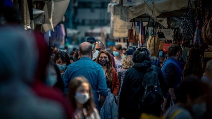 Omicrón nos ha devuelto al debate entre la «histeria colectiva» y «principio de precaución»: esto es lo que sabemos en realidad sobre la variante y lo que podemos esperar