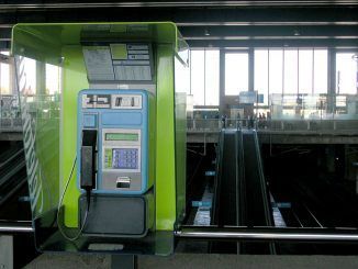Adiós definitivo a las cabinas y guías telefónicas: la nueva Ley de Telecomunicaciones hará desaparecer estos dos históricos en España