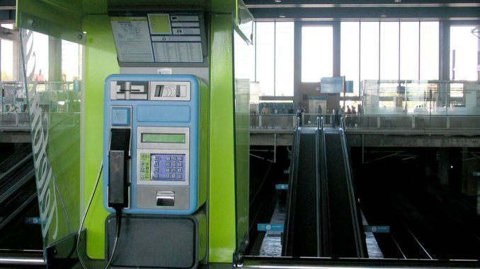 Adiós definitivo a las cabinas y guías telefónicas: la nueva Ley de Telecomunicaciones hará desaparecer estos dos históricos en España