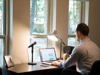 Cambié de trabajo hace más de un año y aún no conozco a mis compañeros físicamente: así gestiono las relaciones profesionales de forma exclusivamente virtual