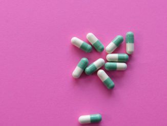 Curar el COVID-19 con una pastilla está cada vez más cerca: el Reino Unido ya ha aprobado un medicamento para su uso en mayores de 60 años
