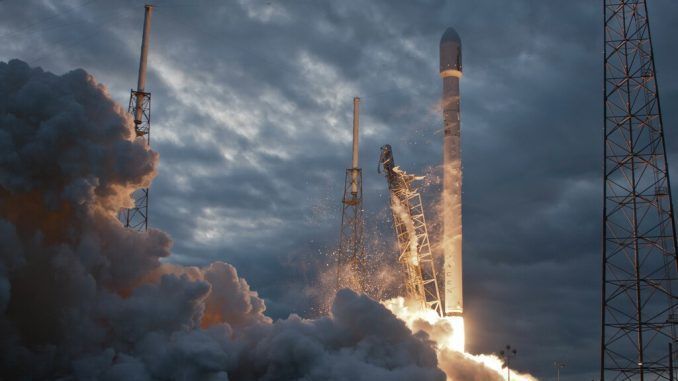Nos volveremos una «especie interplanetaria» y eso nos convertirá en extraños: la lengua que hablaremos cuando vivamos en el espacio