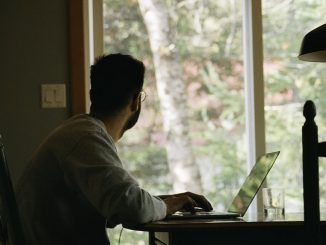 Abuelos bajo demanda, el servicio que ofrecen en esta pequeña ciudad para atraer a teletrabajadores