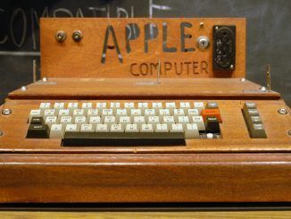 El primer ordenador personal que vendió Apple era de madera y ahora cuesta una fortuna: pagan 400.000 dólares por uno que aún funciona