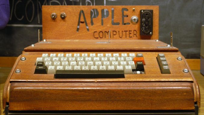 El primer ordenador personal que vendió Apple era de madera y ahora cuesta una fortuna: pagan 400.000 dólares por uno que aún funciona