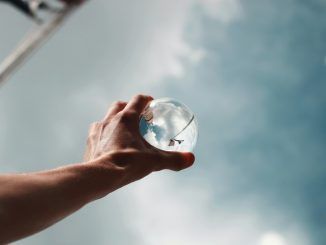 El joven que no podía sentarse: cómo una hernia inguinal revolucionó la óptica y la optometría modernas