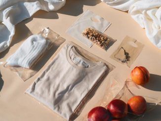 Plástico parece, alga marina es: esta empresa transforma las abundantes plantas del mar en bolsas difíciles de diferenciar de las normales