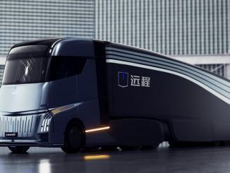 Este rival del Tesla Semi parece llegar del futuro: un camión eléctrico con cocina, nevera y conducción autónoma