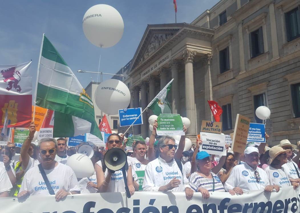 Más de 8.000 enfermeras se manifiestan para exigir mejoras reales para un Sistema Sanitario “enfermo” 2 enfermeras