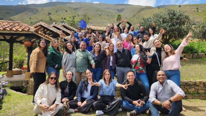 Este es el equipo de @Indepaz dirigido por @leonardonzalez que informa a pecho descubierto de la guerra incivil encubierta de Colombia