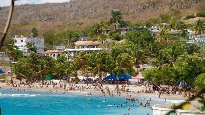 Playa Siboney en  Santiago de Cuba: El sol y el mar siempre le acompaña