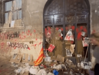Asi quedó la puerta del Gobierno de Valencia tras la manifestación de hoy