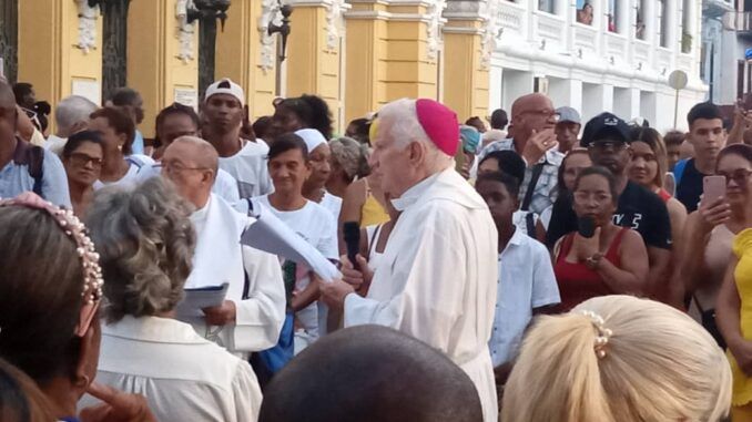 Cuba se echó a la calle con la esperanza de que la Virgen de la Caridad les redimiera de las carencias que viven