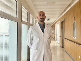 La dermatitis atópica o problemas tiroideos acompañados de síntomas digestivos pueden estar asociados con la celiaquía