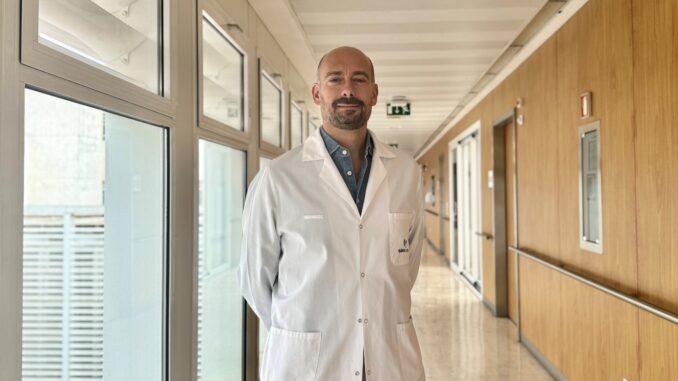 La dermatitis atópica o problemas tiroideos acompañados de síntomas digestivos pueden estar asociados con la celiaquía