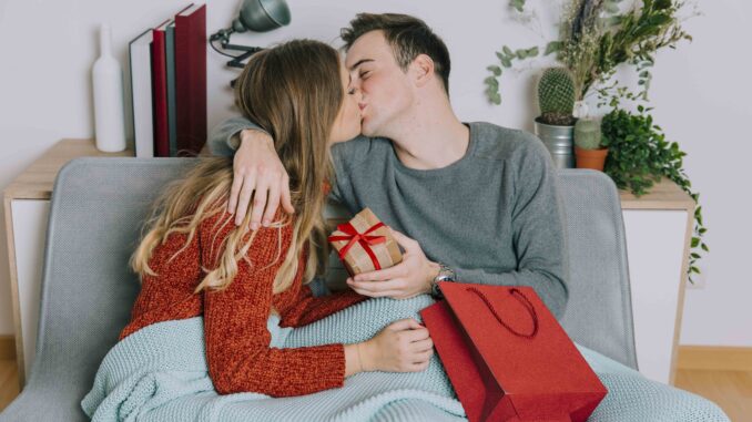 Ocho de cada diez españoles, con pareja, se harán regalos por San Valentín, gastándose una media de 161 euros