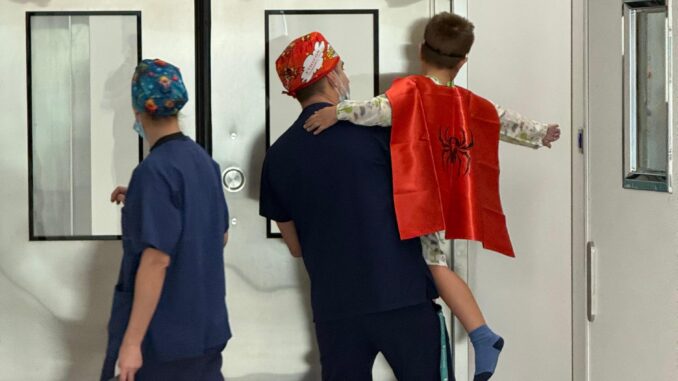 Capas y máscaras de superhéroes para el traslado de pacientes pediátricos a quirófano, en Quirónsalud Málaga