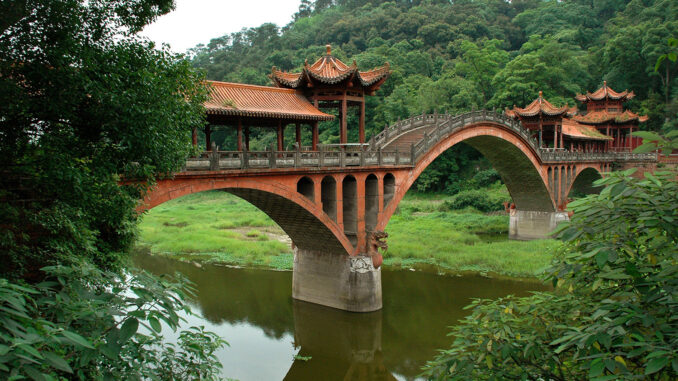 Cuando la piedra aprendió a respirar: el Gran Buda de Leshan frente al paso de trece siglos