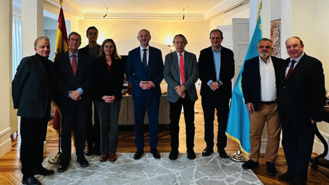 Encuentro de periodistas con el Embajador de Kazajstán