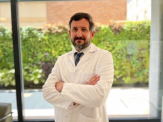El servicio de Neurocirugía de Quirónsalud Sagrado Corazón aplica cirugía mínimamente invasiva para extirpar un tumor intramedular
